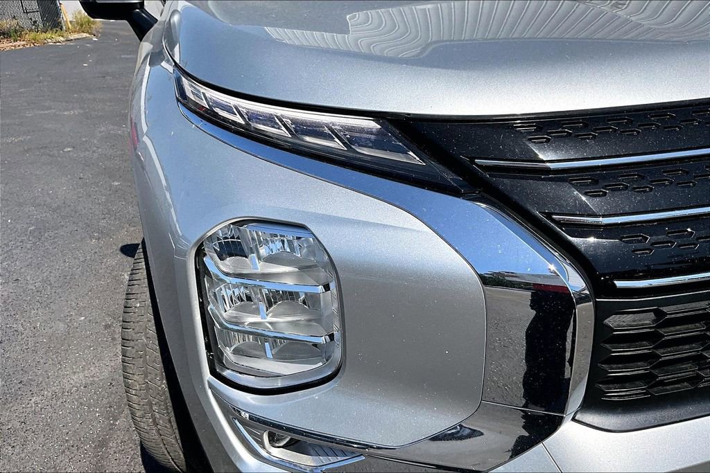Used 2022 Mitsubishi Outlander SE image 32