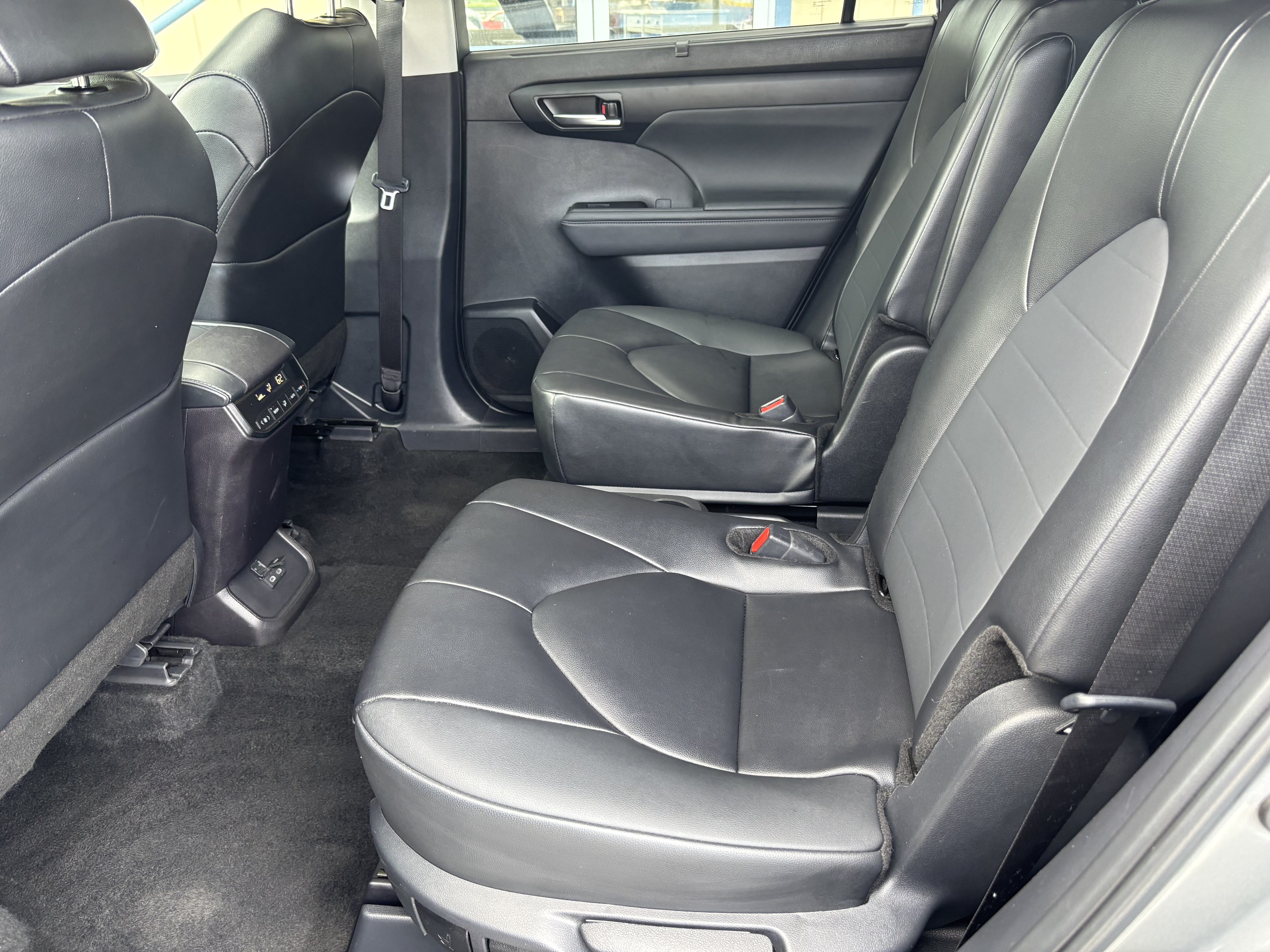 Used 2025 Toyota Highlander XLE AWD/4WD image 24