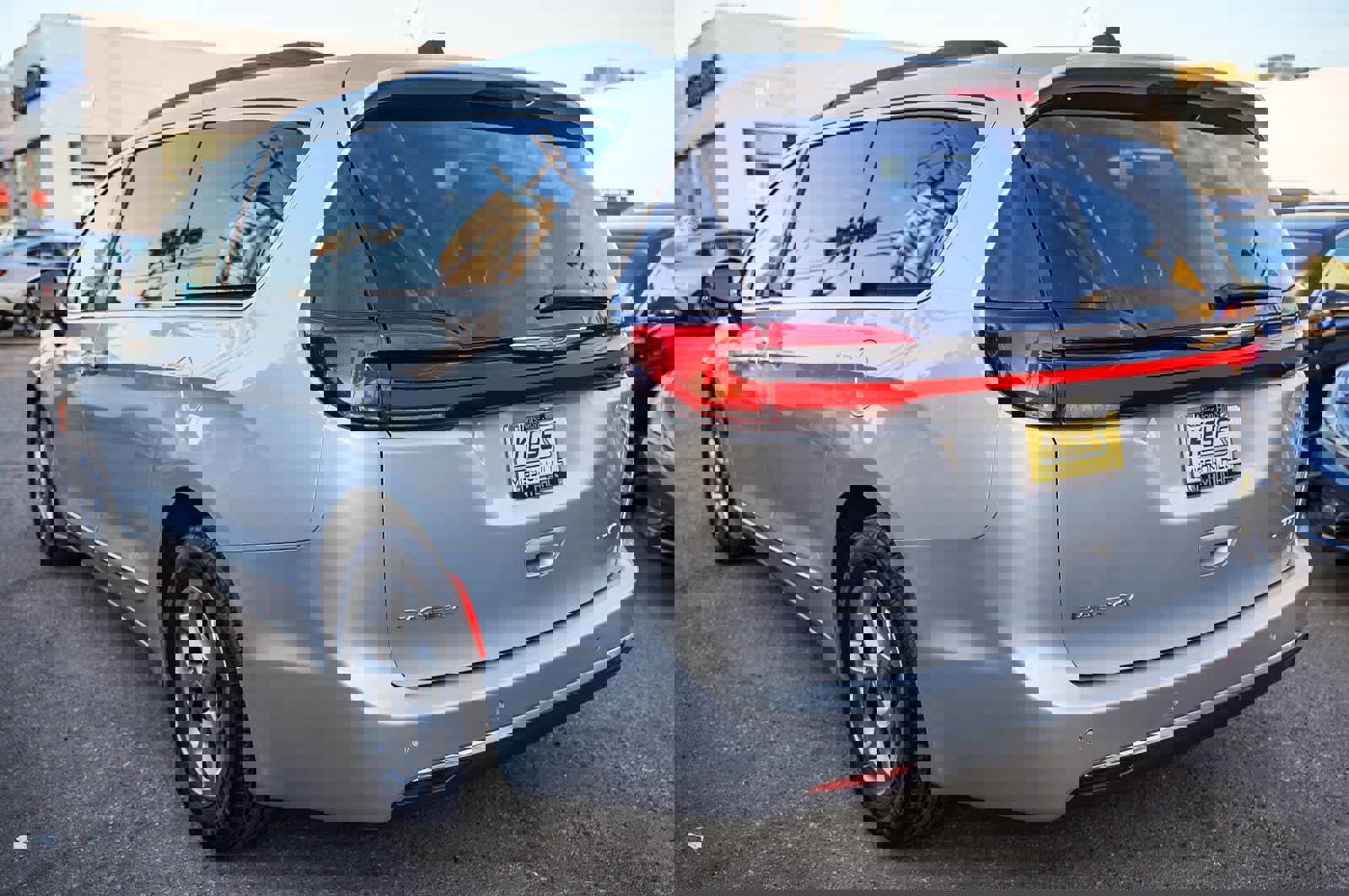 Used 2023 Chrysler Pacifica Limited image 8