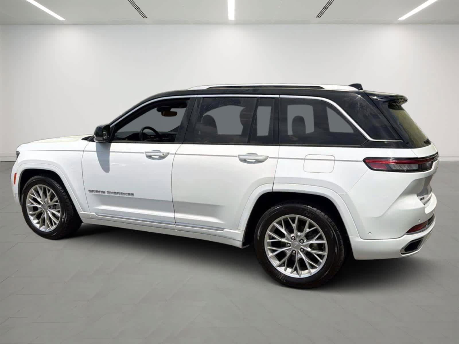 Used 2024 Jeep Grand Cherokee Summit AWD/4WD image 3