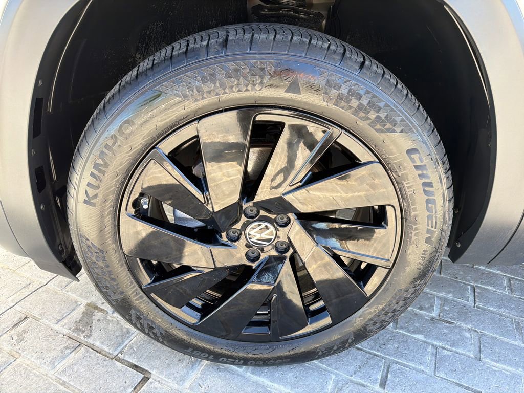 Certified 2024 Volkswagen Atlas Cross Sport SE w/ Panoramic Sunroof Package AWD/4WD image 28