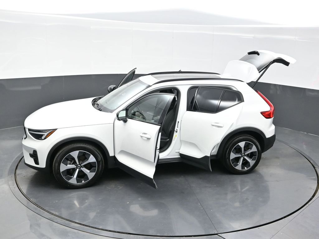 Used 2023 Volvo XC40 B5 Plus w/ Climate Package image 32