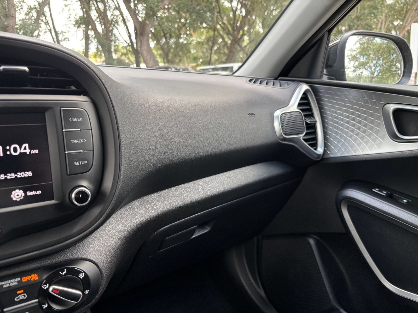 Used 2025 Kia Soul LX w/ LX Technology Package FWD image 32