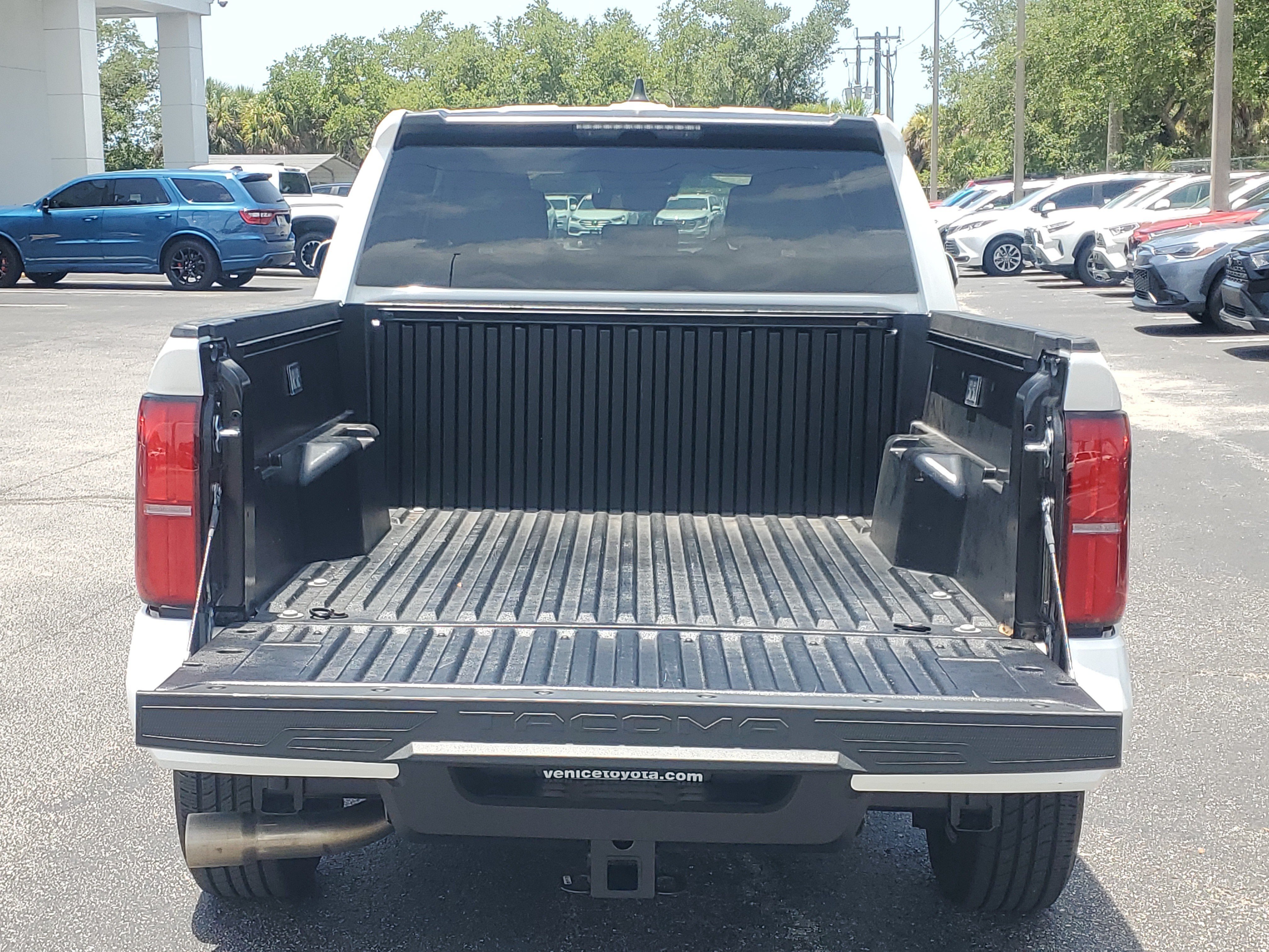 Used 2025 Toyota Tacoma SR5 AWD/4WD image 10