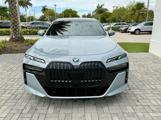 Used 2023 BMW i7 xDrive60 AWD/4WD image 2