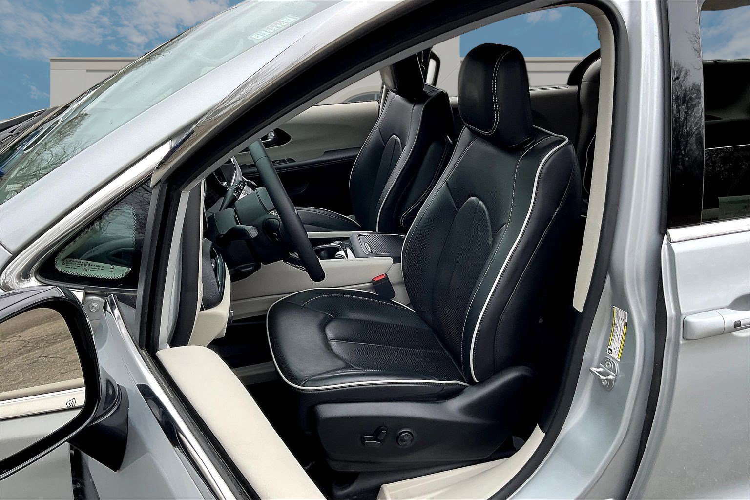 Used 2024 Chrysler Pacifica Limited image 23