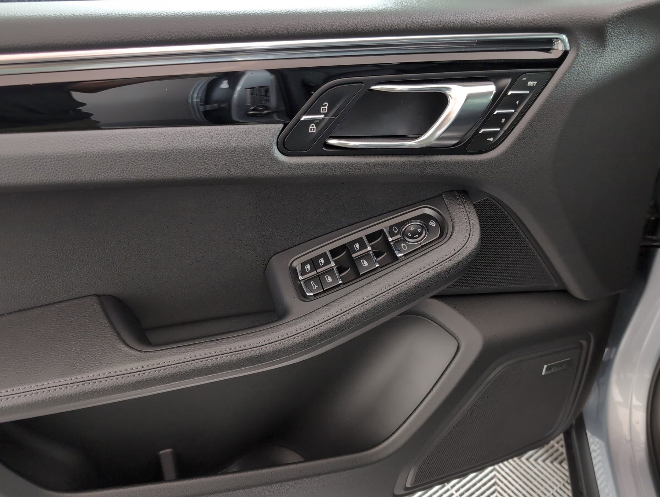 Certified 2025 Porsche Macan image 16