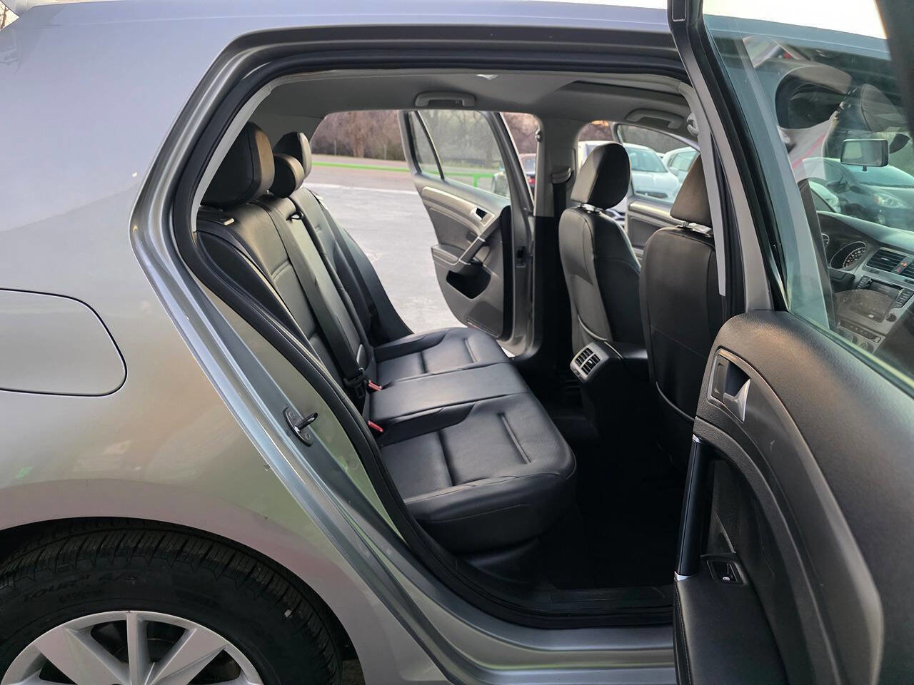 Used 2015 Volkswagen Golf S image 25