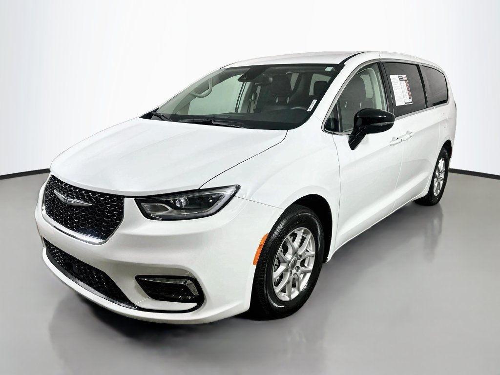 Used 2024 Chrysler Pacifica Touring-L FWD image 3
