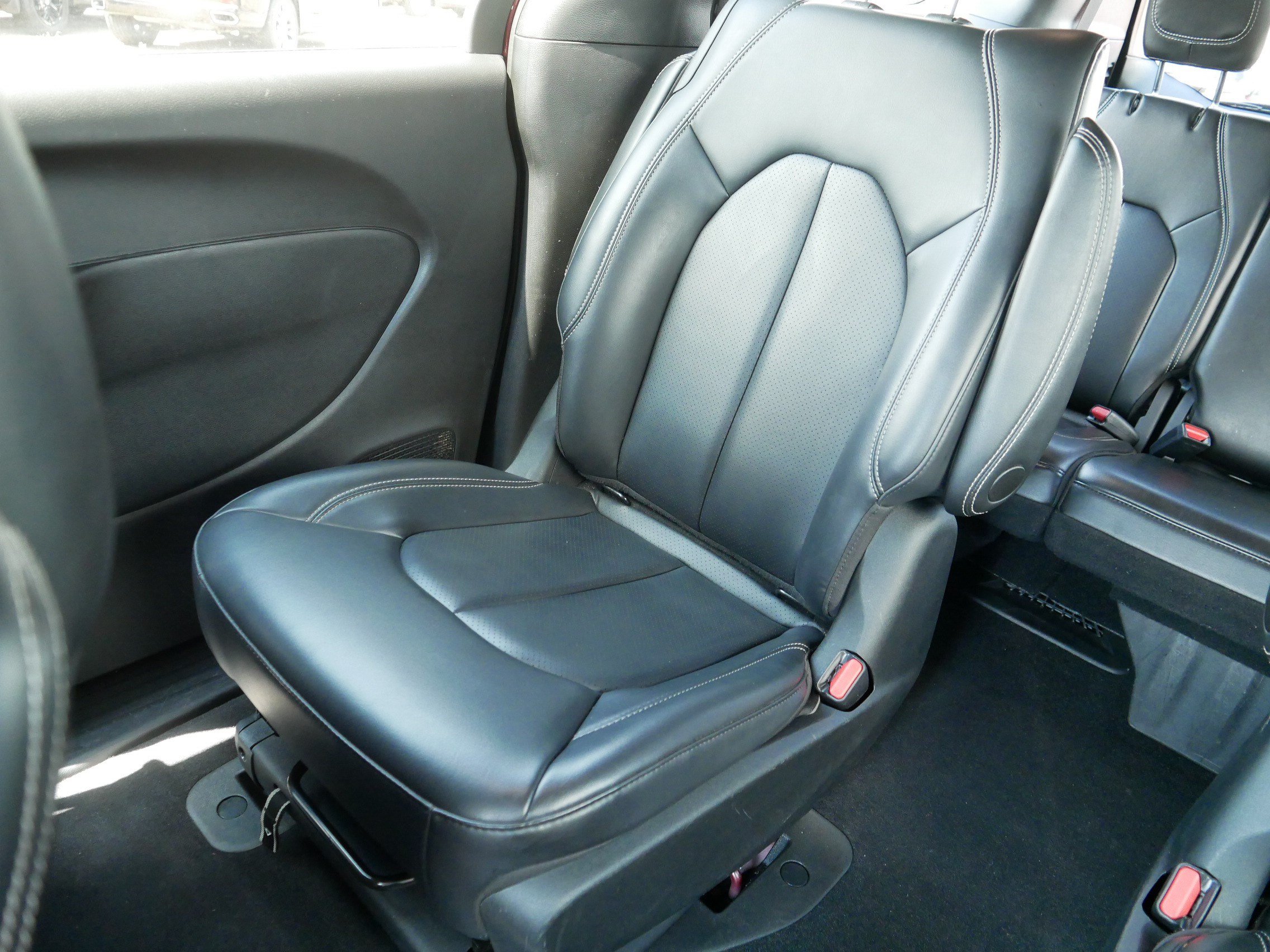Used 2023 Chrysler Pacifica Touring-L w/ S Appearance Package FWD image 12
