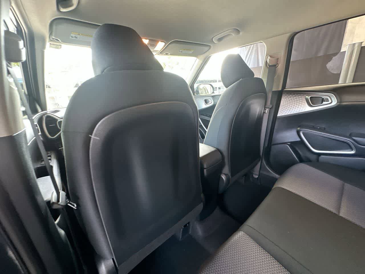Used 2025 Kia Soul LX w/ LX Technology Package FWD image 23