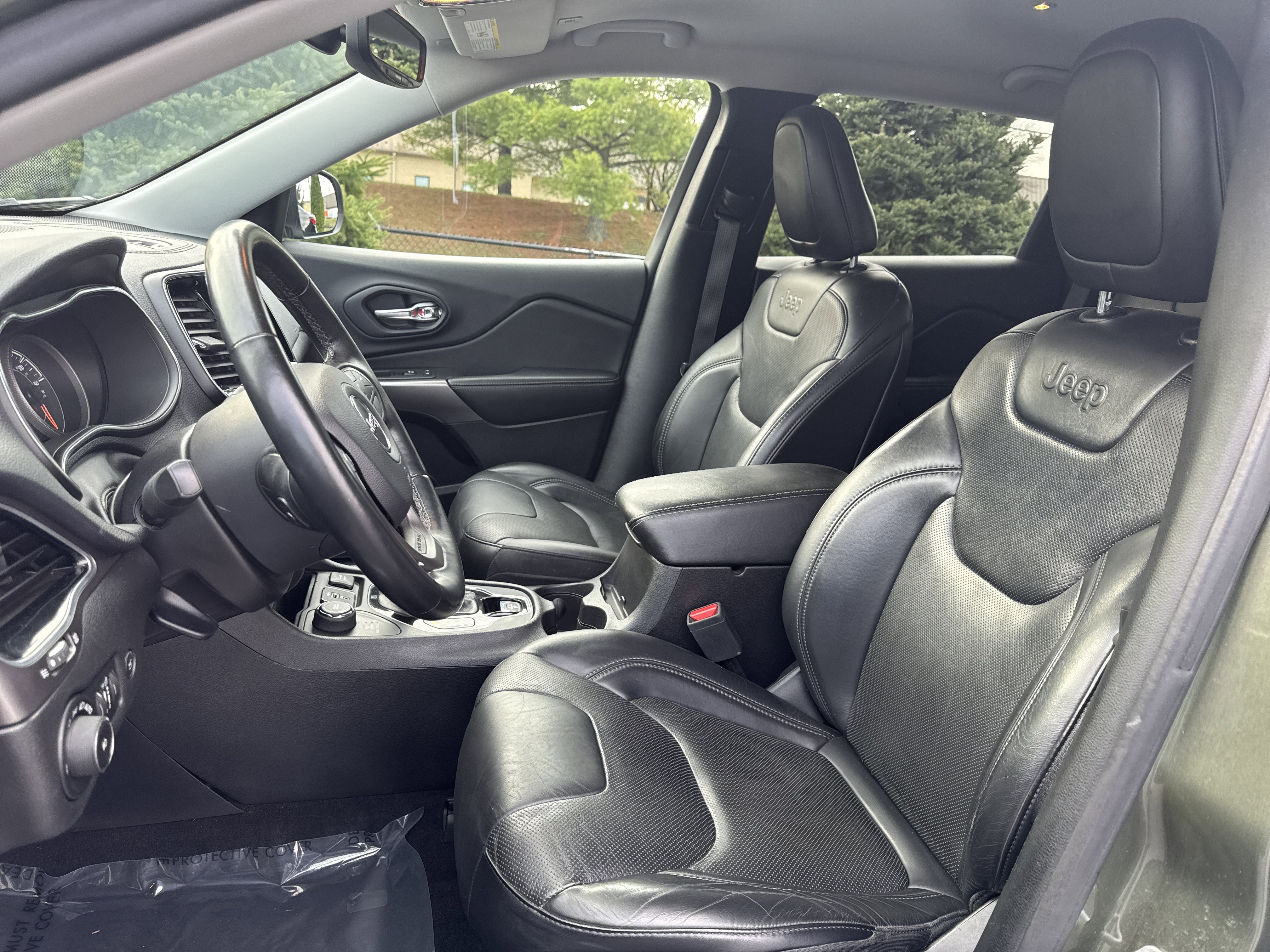 Used 2019 Jeep Cherokee Limited image 16