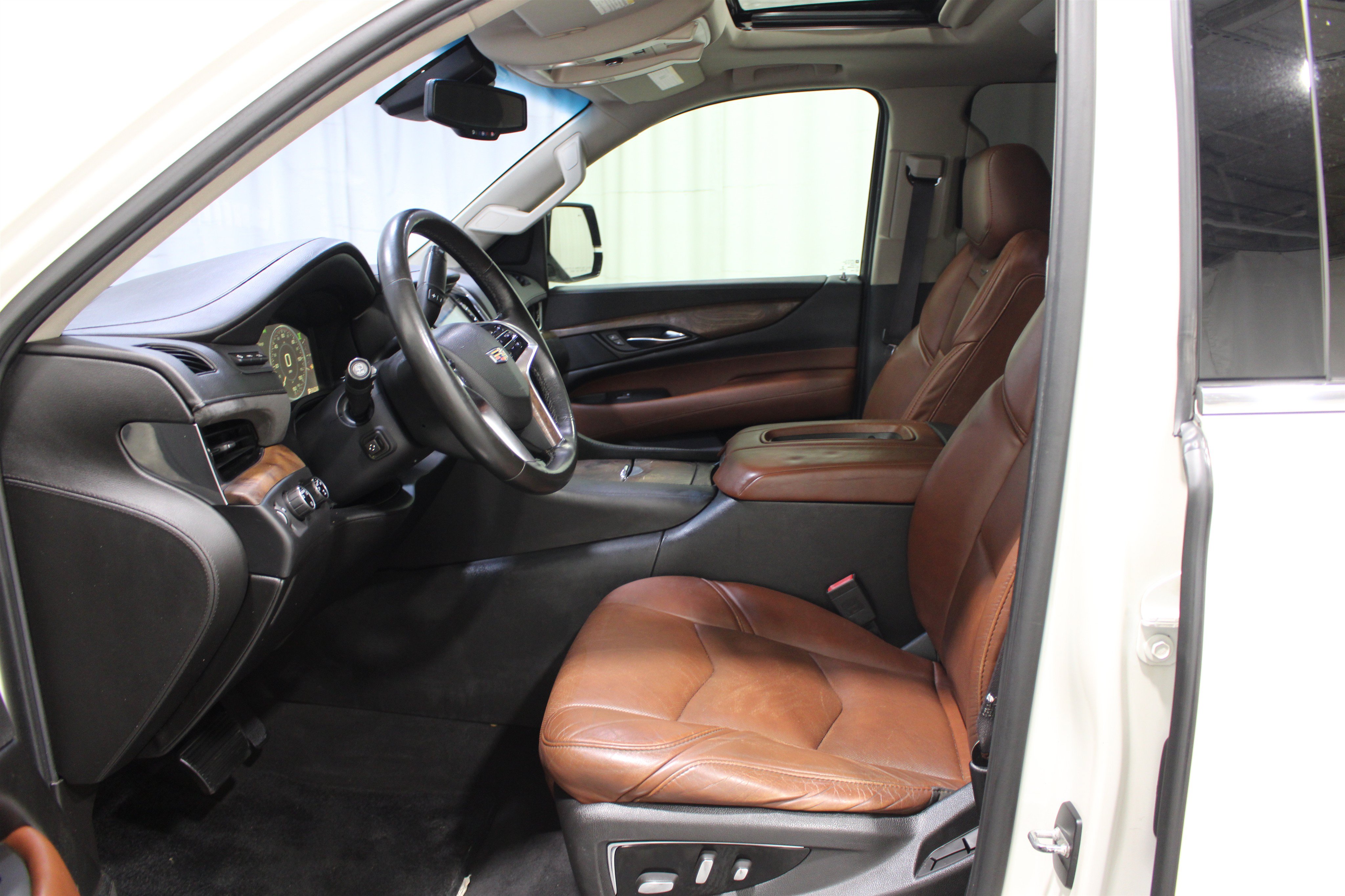 Used 2015 Cadillac Escalade Premium AWD/4WD image 3