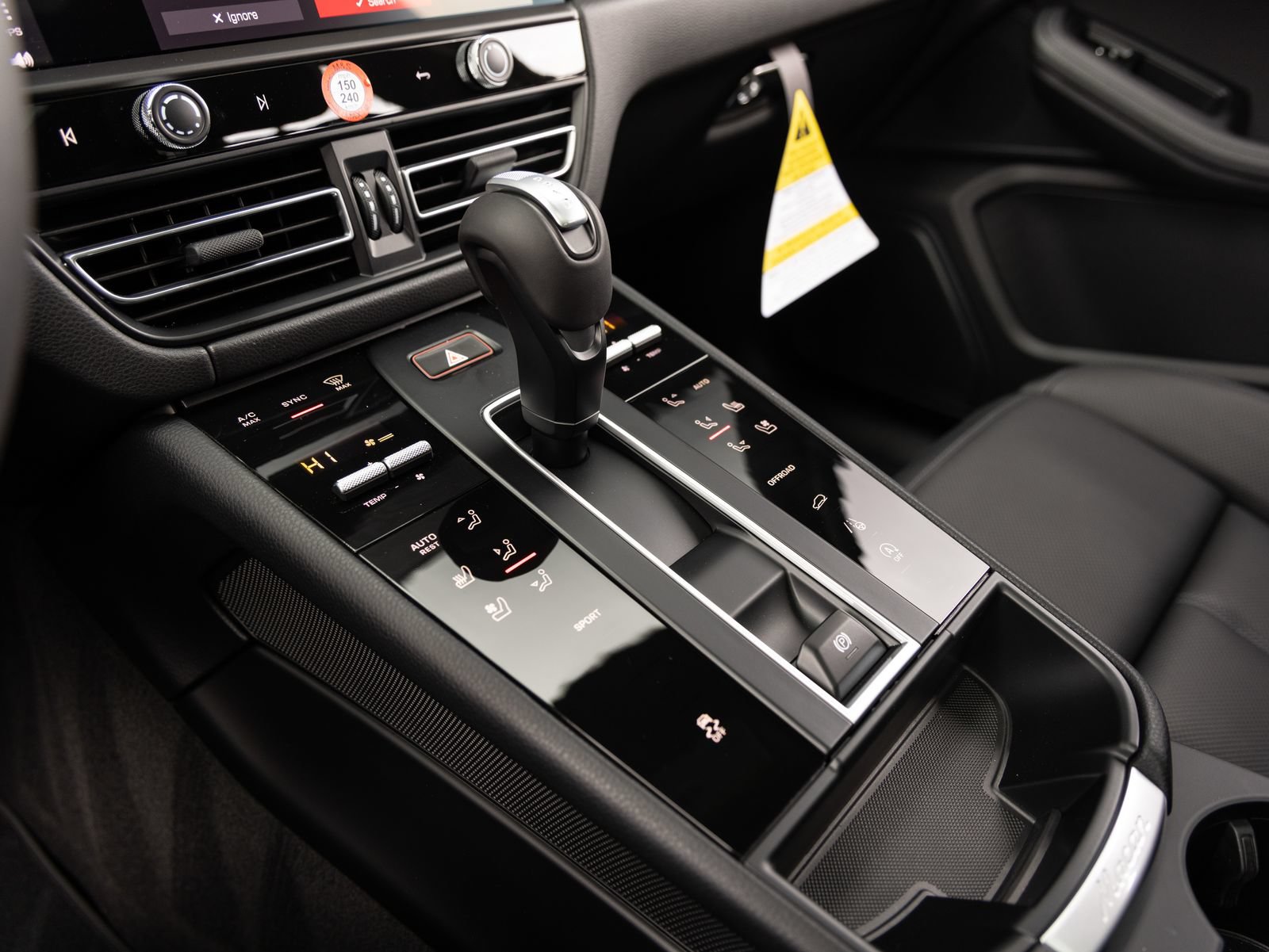 Certified 2026 Porsche Macan AWD/4WD image 17