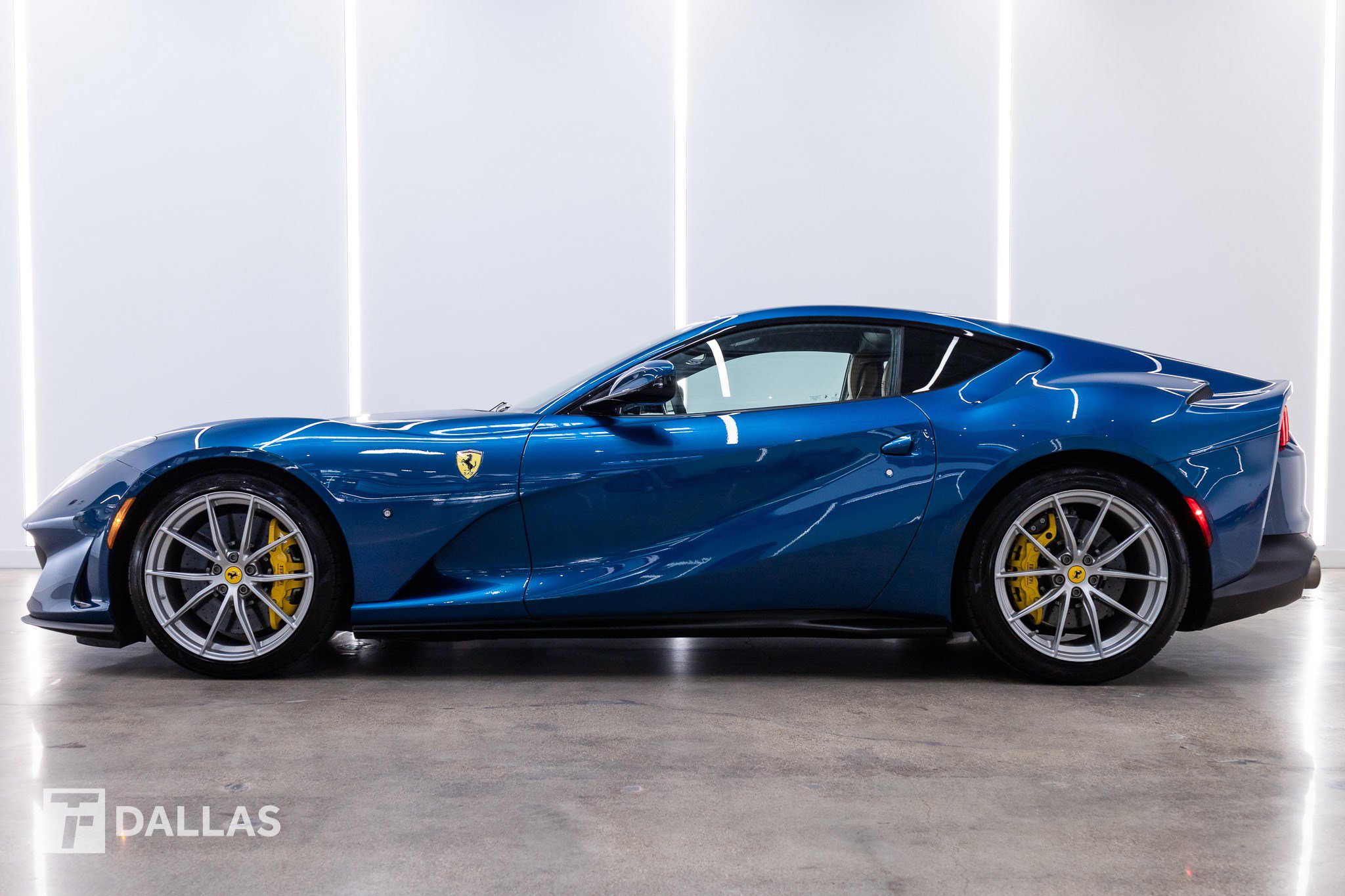 Used 2018 Ferrari 812 Superfast RWD image 1