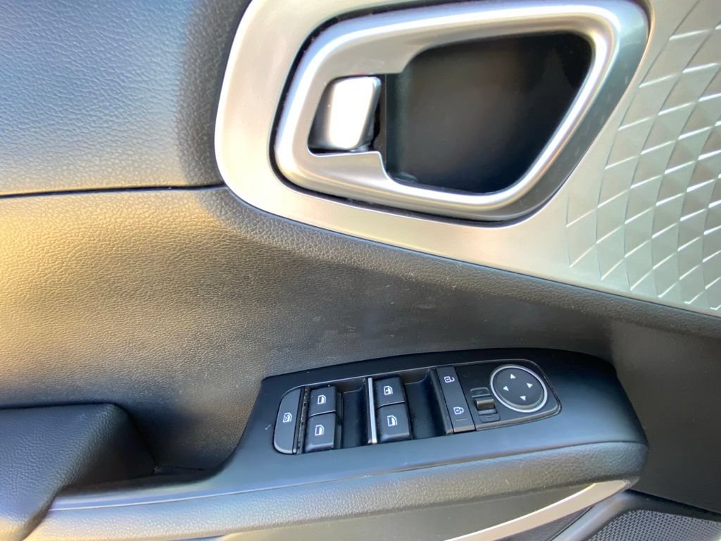 Used 2024 Kia Soul LX w/ Option Group 015 FWD image 11