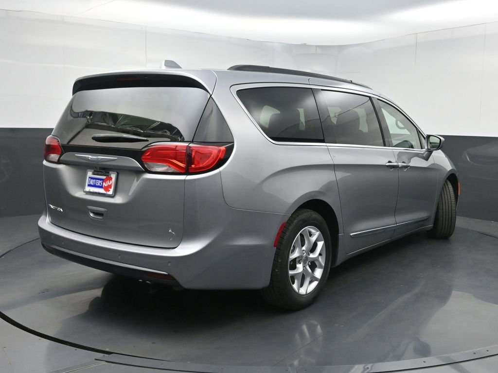 Used 2017 Chrysler Pacifica Touring-L w/ Tire & Wheel Group image 24