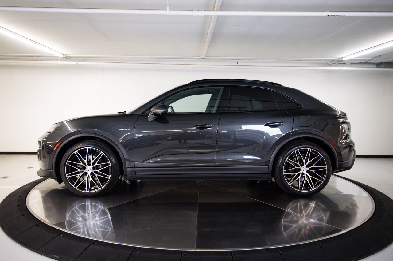 New 2026 Porsche Macan 4 Electric AWD/4WD image 2