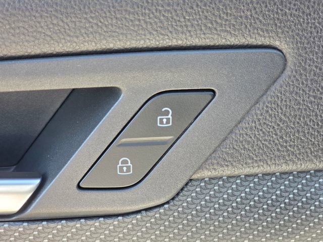 Used 2023 Volkswagen Golf R image 8