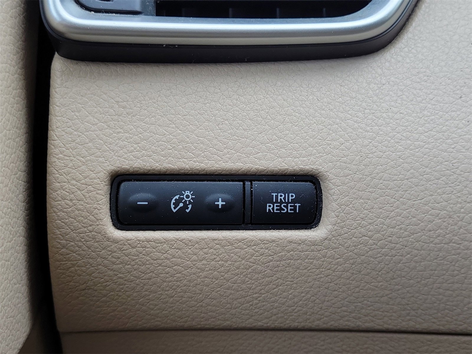 Used 2015 Nissan Rogue SV image 17