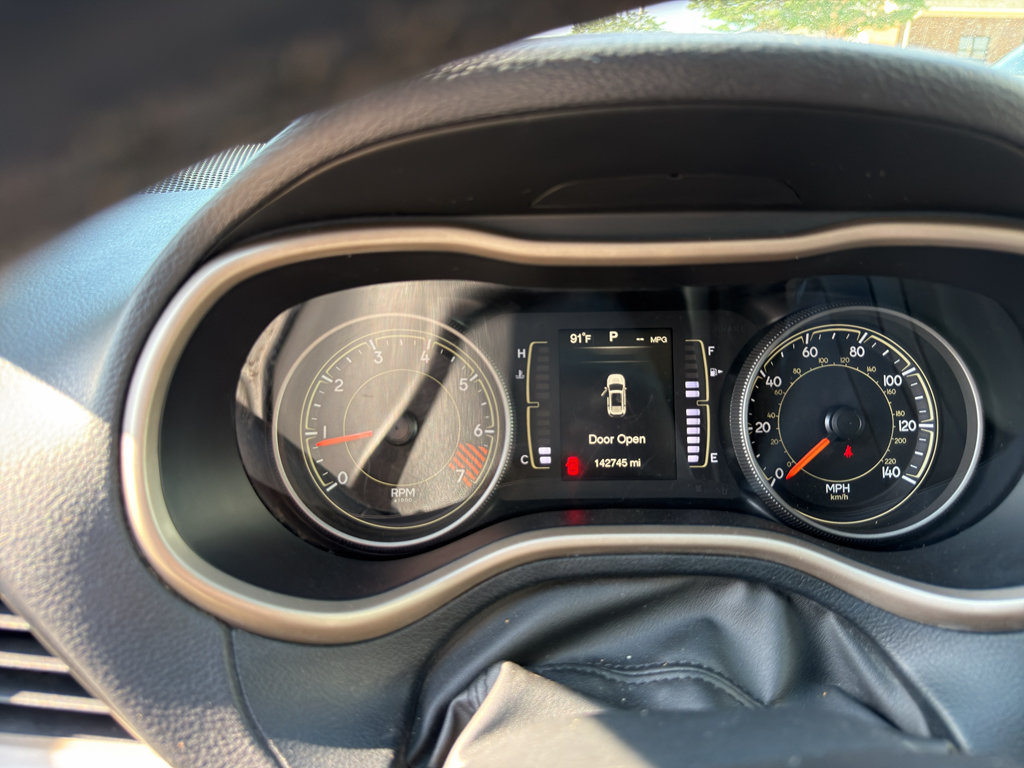Used 2015 Jeep Cherokee Latitude FWD image 23