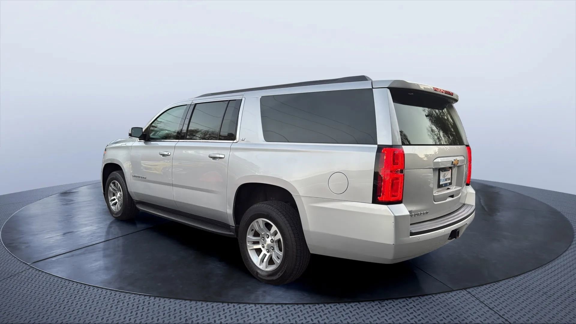 Used 2019 Chevrolet Suburban LT image 3
