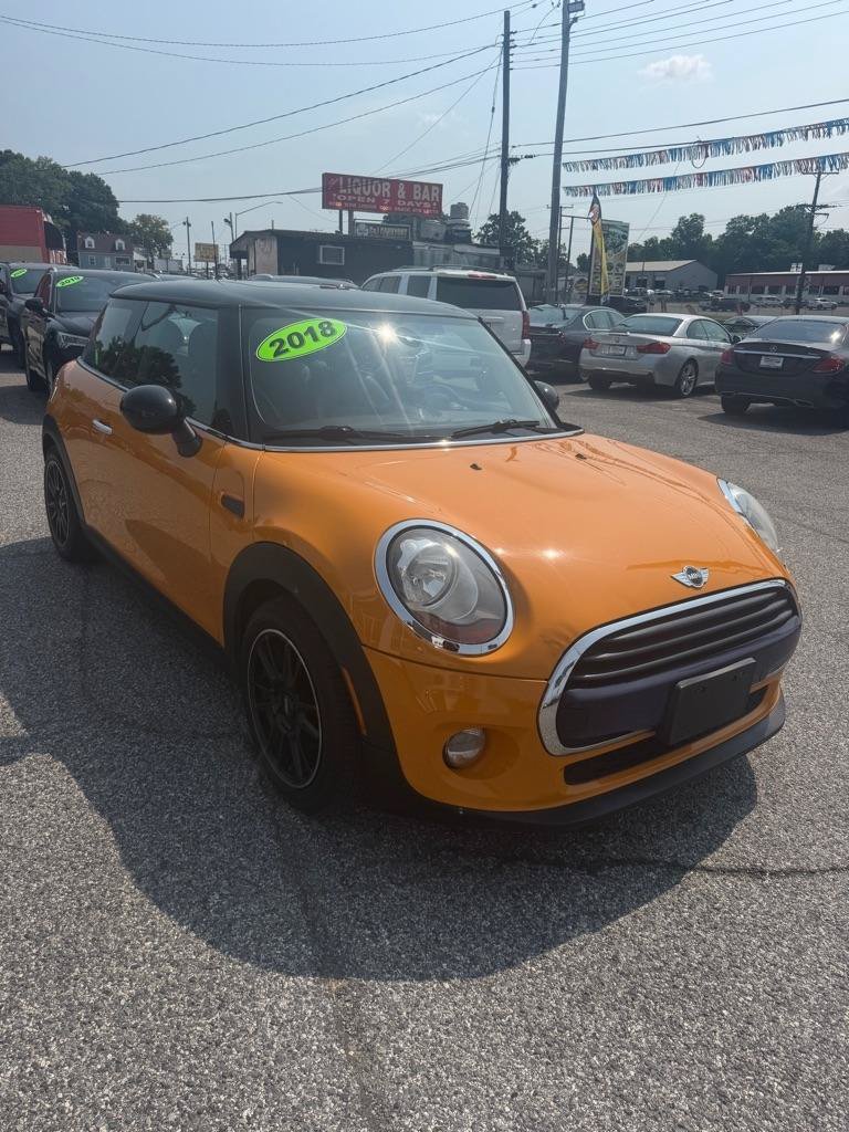 Used 2018 MINI Cooper 2-Door Hardtop w/ Cold Weather Package FWD image 4