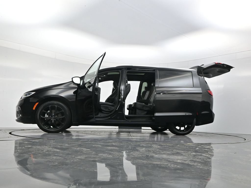 Used 2025 Chrysler Pacifica Limited FWD image 53