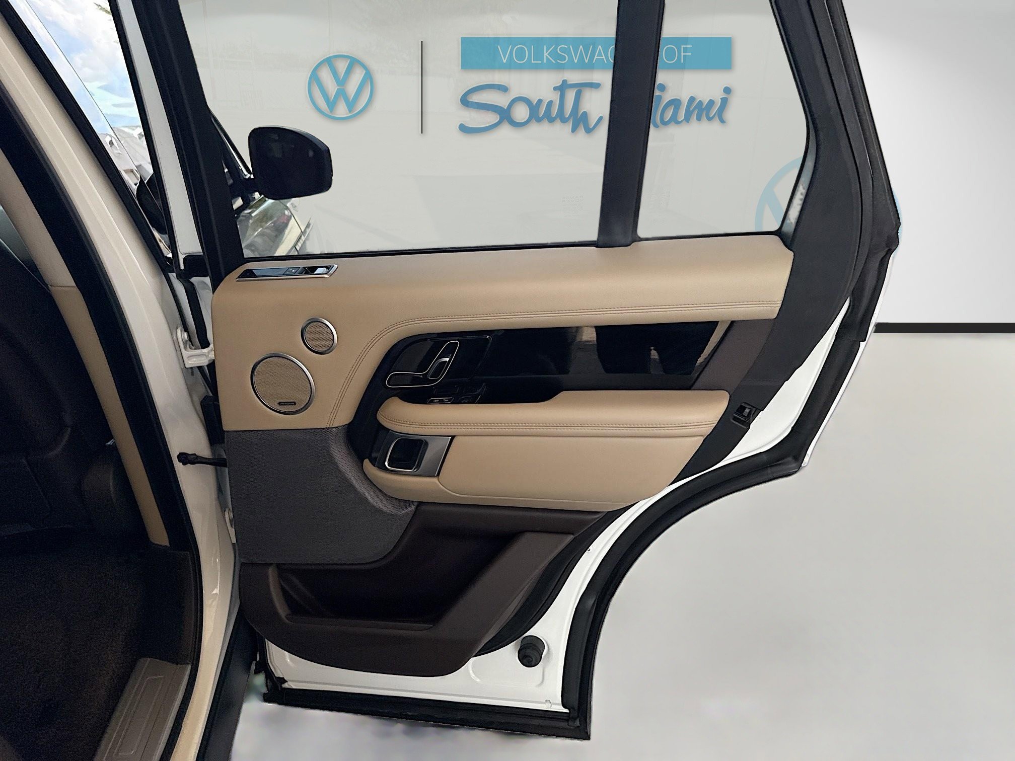 Used 2019 Land Rover Range Rover Velar R-Dynamic SE image 31