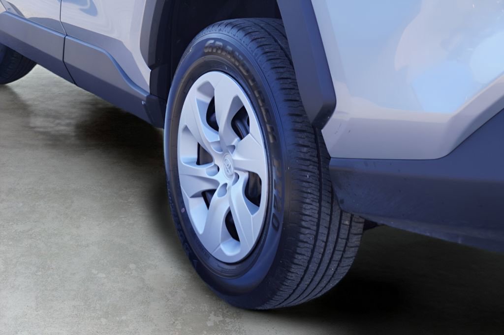 Used 2025 Toyota RAV4 LE AWD/4WD image 8