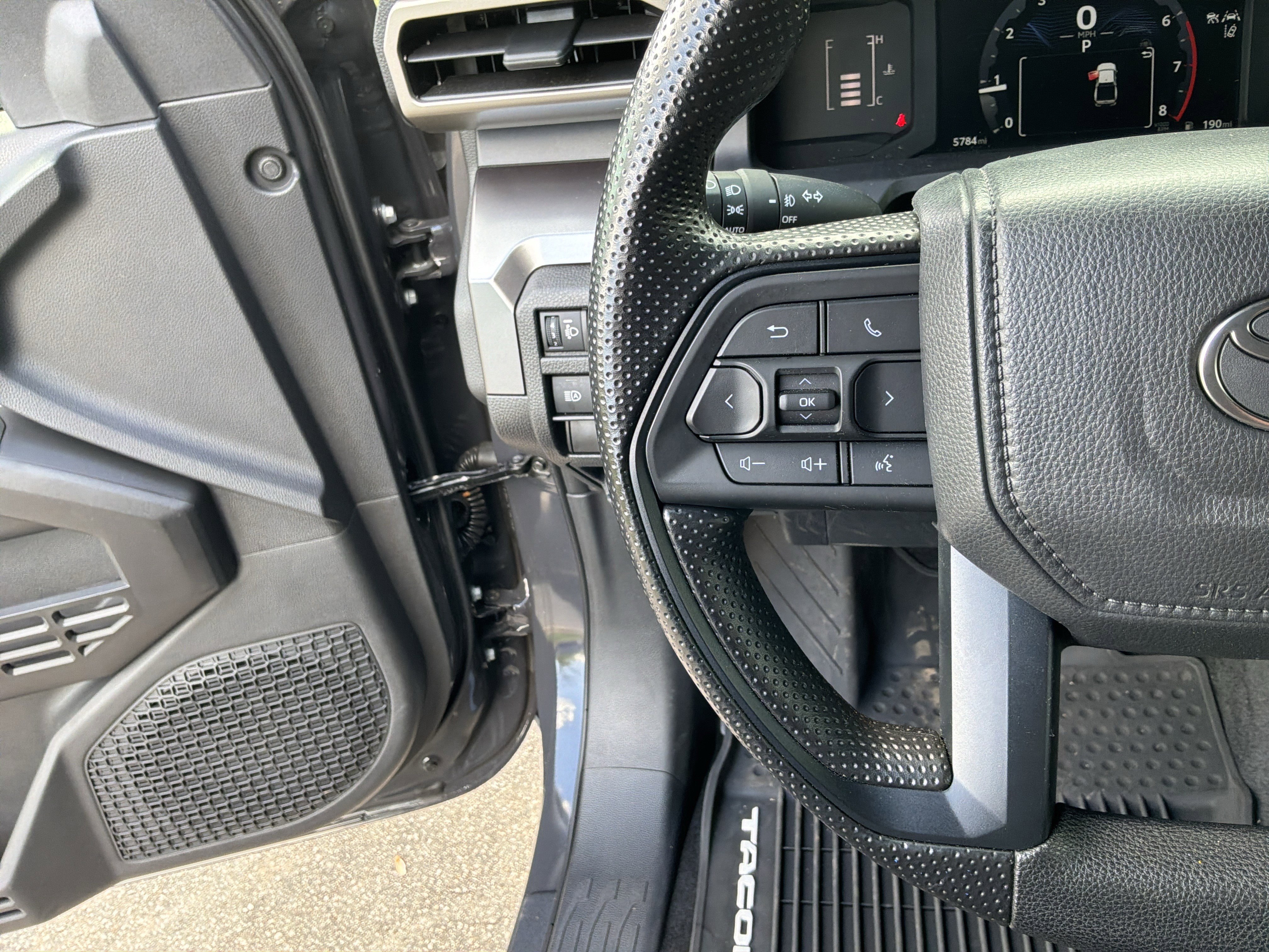 Used 2025 Toyota Tacoma SR5 AWD/4WD image 19