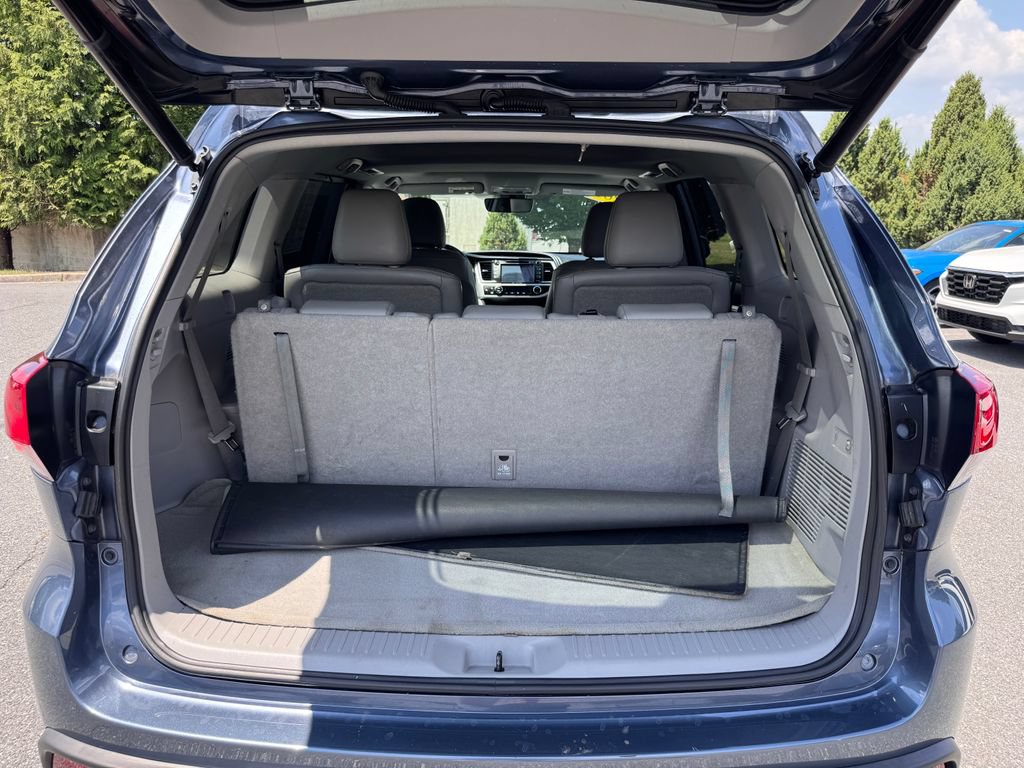 Used 2019 Toyota Highlander XLE w/ Carpet Mat Package (TMS) AWD/4WD image 14