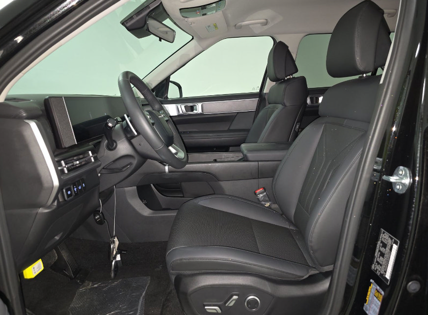 Used 2025 Hyundai Santa Fe SEL FWD image 7