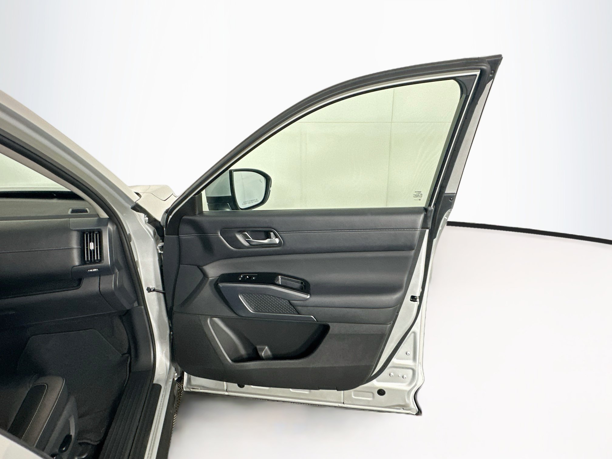 Used 2025 Nissan Pathfinder SL FWD image 33