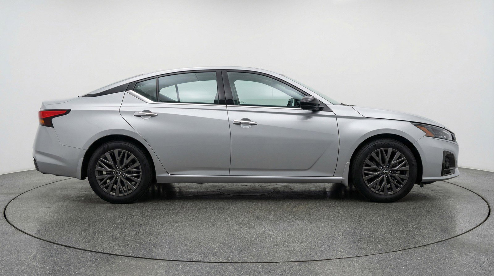 Used 2025 Nissan Altima 2.5 SV FWD image 11