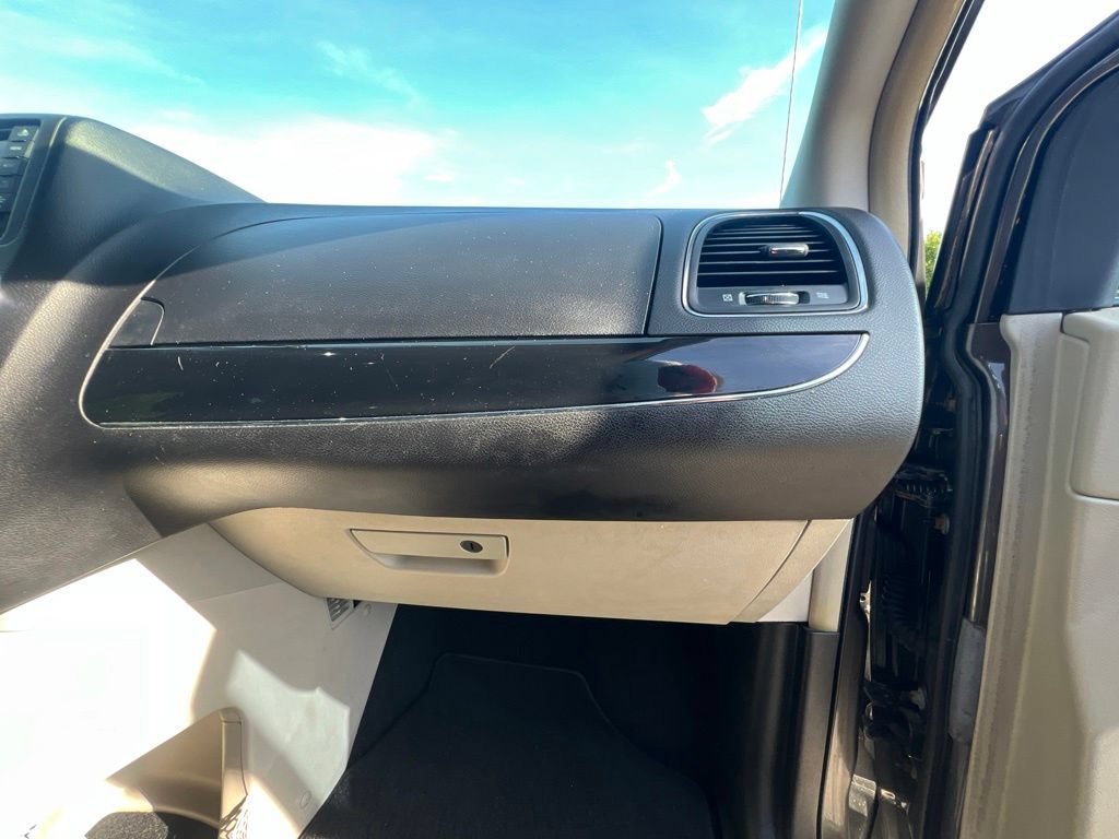 Used 2014 Chrysler Town & Country Touring-L FWD image 26
