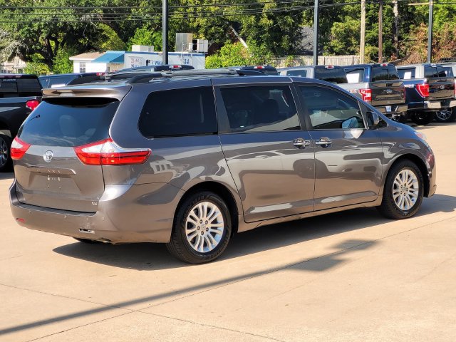 Used 2017 Toyota Sienna XLE w/ XLE Navigation Package FWD image 4
