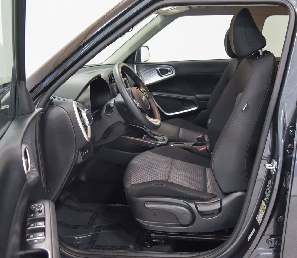 Used 2025 Kia Soul LX w/ LX Technology Package FWD image 2