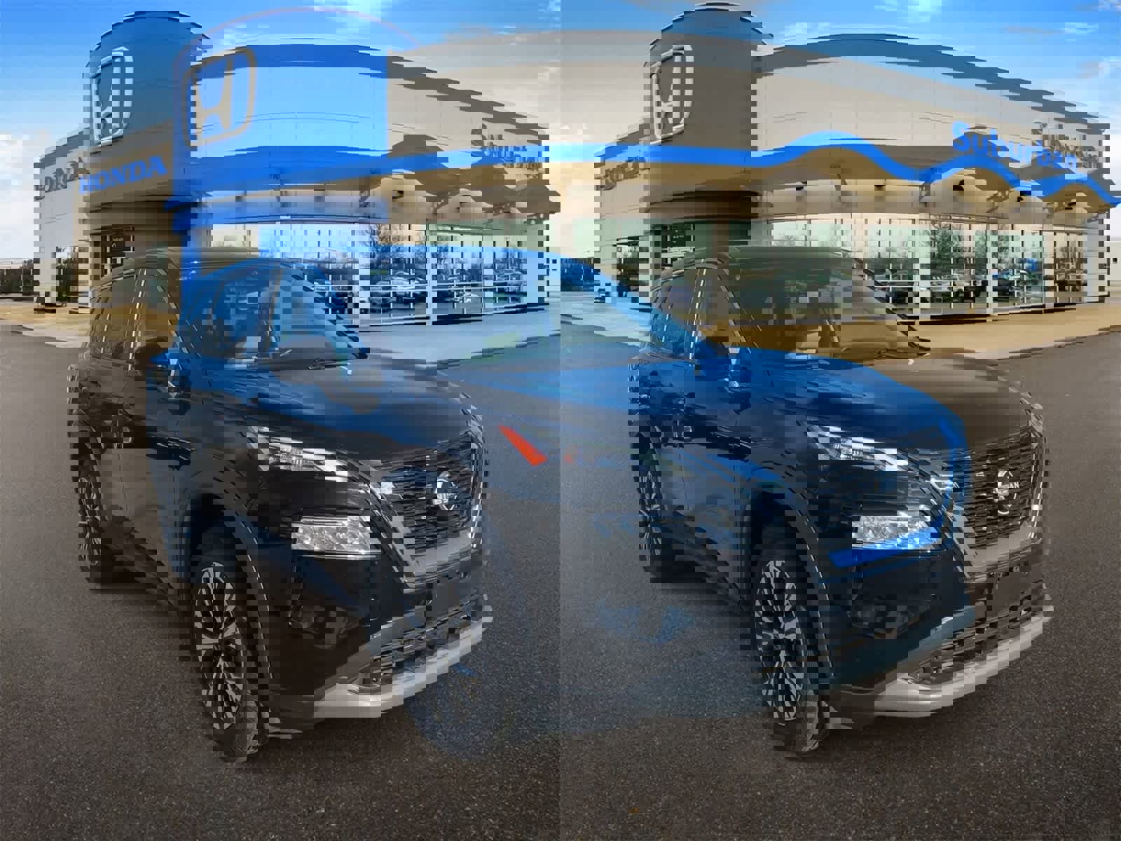 Used 2023 Nissan Rogue SV image 2