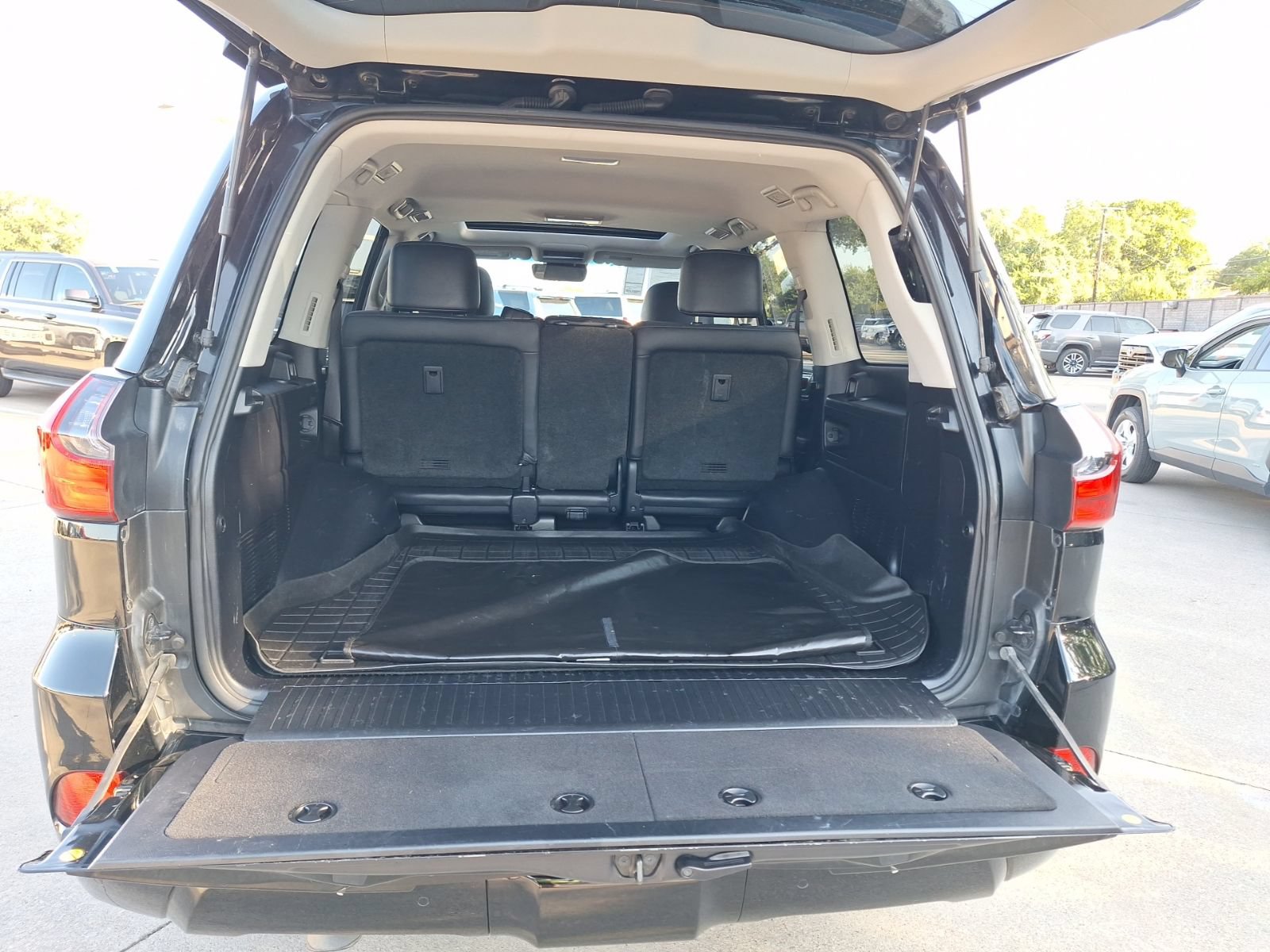 Used 2021 Lexus LX 570 4WD w/ Luxury Package image 38