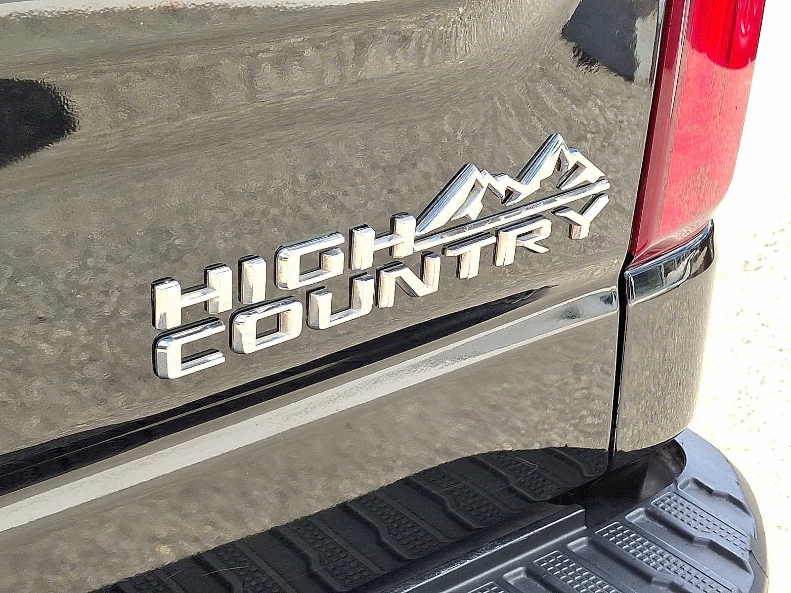 Used 2022 Chevrolet Silverado 1500 High Country w/ Technology Package image 5