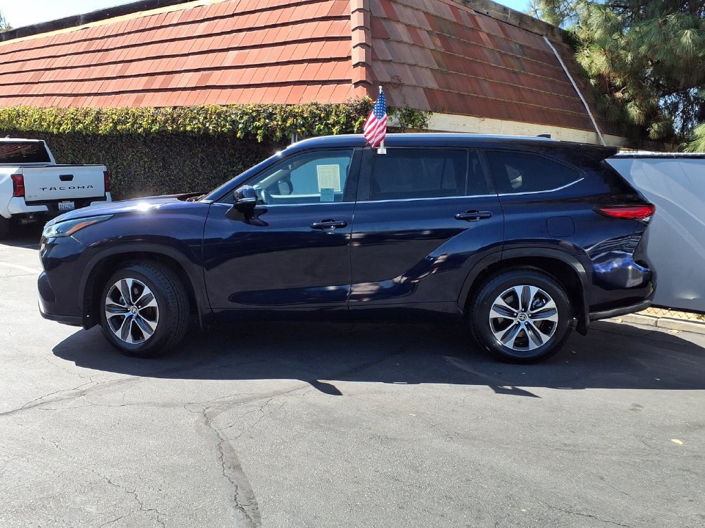 Certified 2023 Toyota Highlander XLE AWD/4WD image 3
