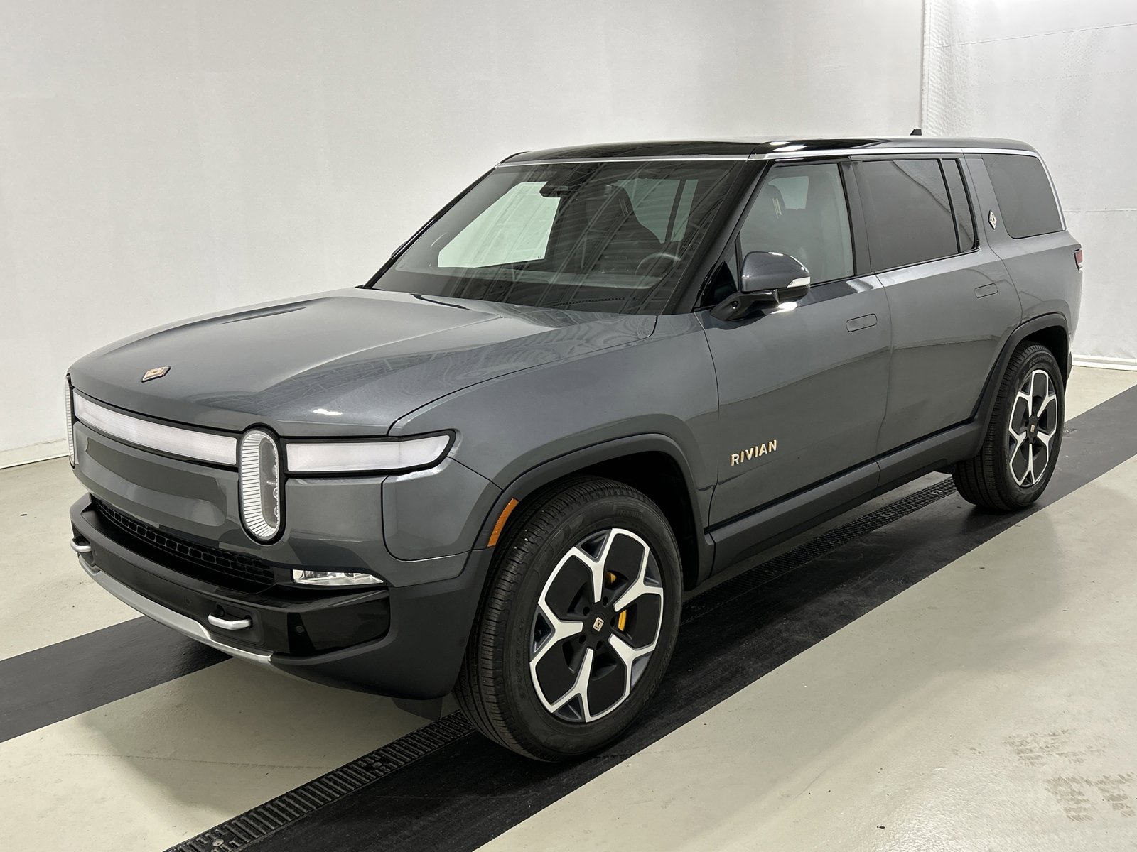 Used 2024 Rivian R1S Adventure image 1