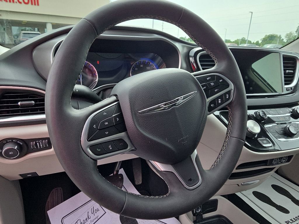 Used 2024 Chrysler Pacifica Touring-L FWD image 9