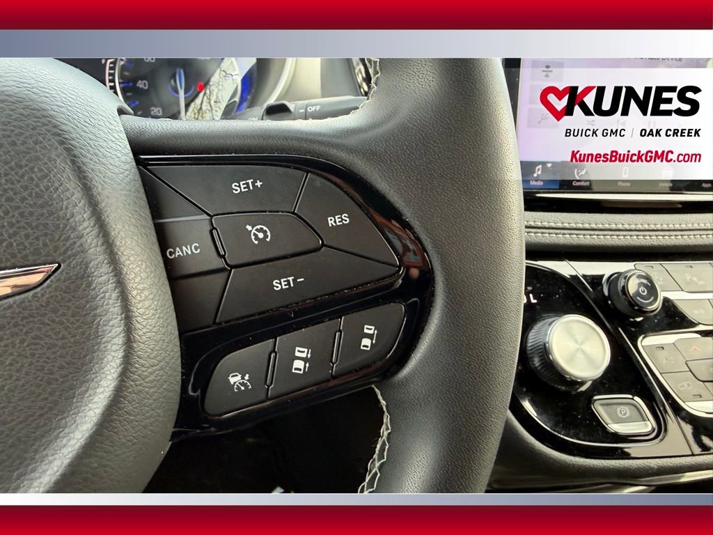 Used 2023 Chrysler Pacifica Touring FWD image 12