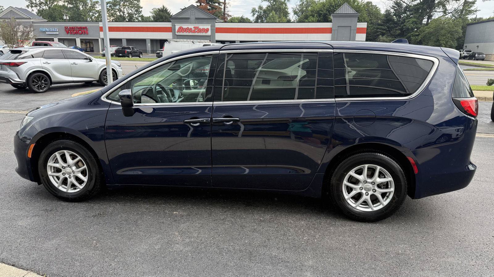 Used 2017 Chrysler Pacifica LX FWD image 7
