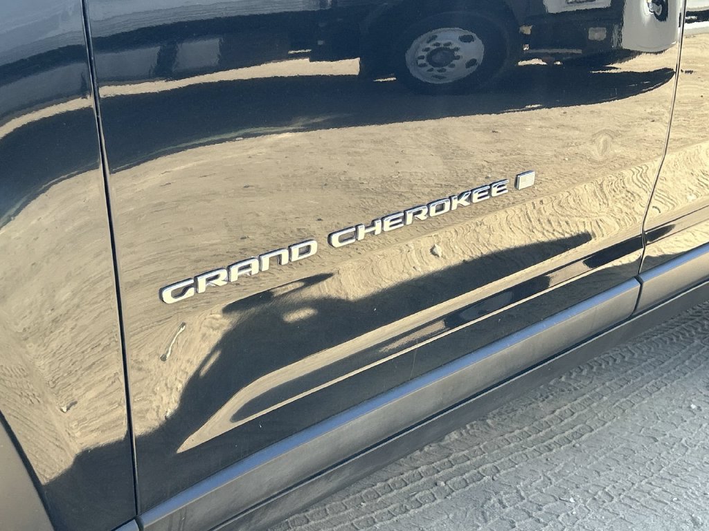 Used 2023 Jeep Grand Cherokee Laredo AWD/4WD image 29