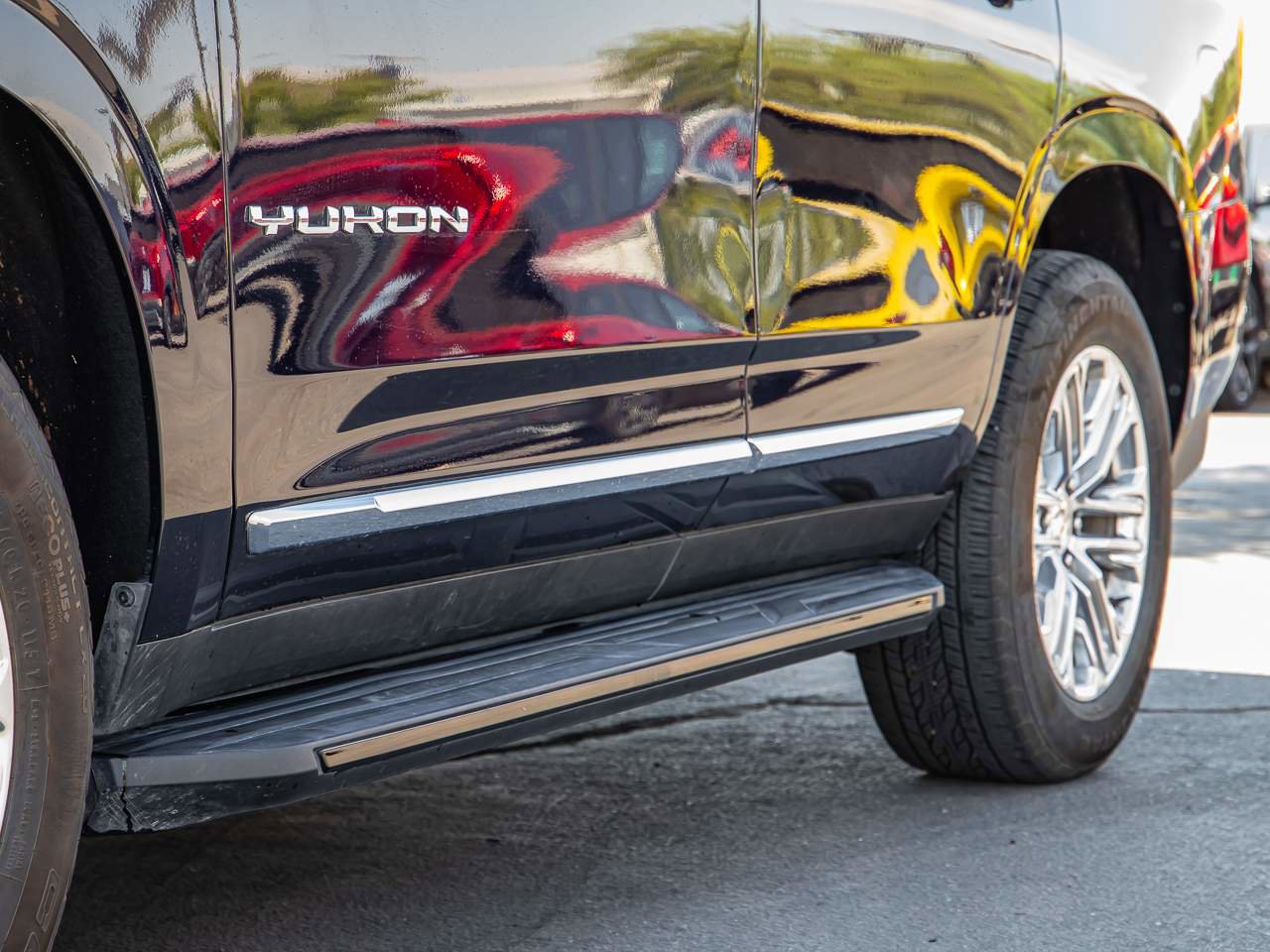 Used 2023 GMC Yukon SLT w/ SLT Luxury Package image 7