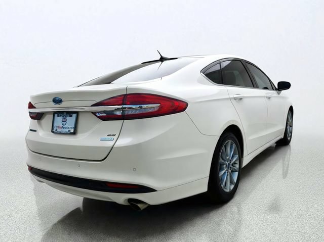 Used 2017 Ford Fusion SE w/ Fusion SE Technology Package FWD image 2