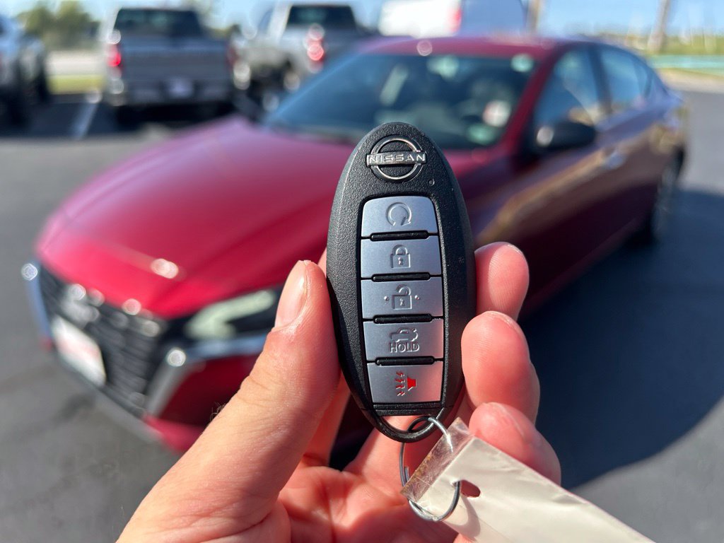 Used 2025 Nissan Altima 2.5 SV FWD image 43